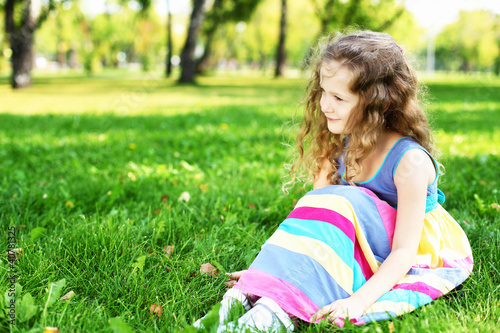 Foto: Little girl in summer park Little girl in summer park