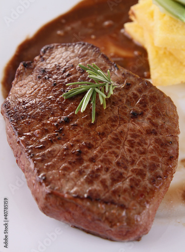 Foto: grilled steak and vegetables grilled steak and vegetables