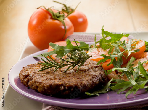 Foto: soy steak with arugua and tomatoes salad soy steak with arugua and tomatoes salad