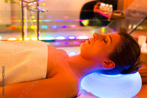 Foto: Frau bei einer Behandlung in Spa mit Farbtherapie Frau bei einer Behandlung in Spa mit Farbtherapie