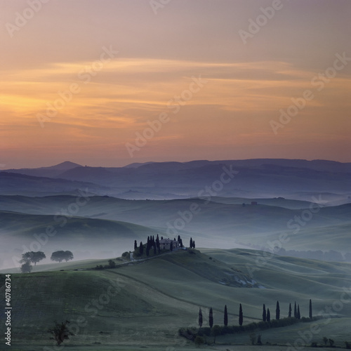 Foto: Rural landscape cloaked in fog Rural landscape cloaked in fog