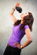 Frau mit sportlicher Weintrauben Pose