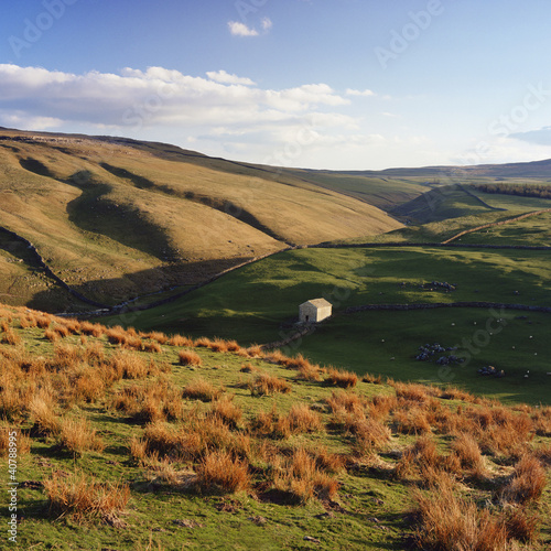 Foto: Stone house in rural landscape Stone house in rural landscape