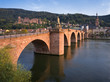 Alte Brücke mit Schloss im Hintergrund