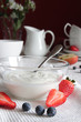 Foto: Frühstückstisch mit Joghurt und Früchten Frühstückstisch mit Joghurt und Früchten