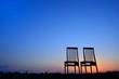 大空と椅子のある風景