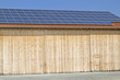 Solarzellen auf einem Holzschuppen in Bayern