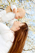 baby mit mama in der natur