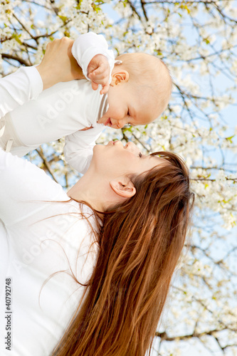 Foto: baby mit mama in der natur baby mit mama in der natur