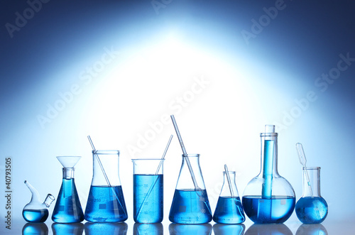 Foto: Test-tubes with blue liquid on blue background Test-tubes with blue liquid on blue background