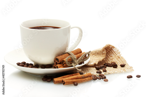 Foto: cup of coffee, beans and cinnamon sticks isolated on white cup of coffee, beans and cinnamon sticks isolated on white