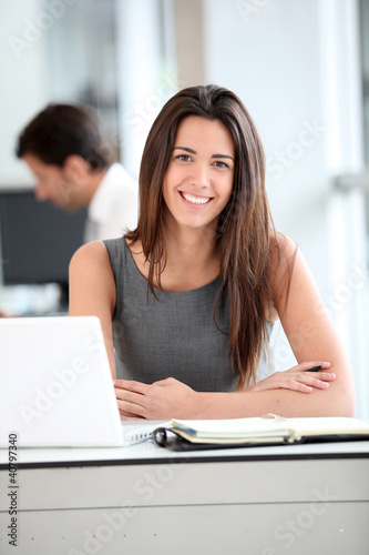 Foto: Attractive businesswoman working on laptop computer Attractive businesswoman working on laptop computer