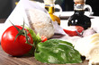 Pizza Zutaten, Tomate, Basilikum und Teig Pizza Zutaten, Tomate, Basilikum und Teig