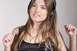 Photo en ligne au meilleur prix Beautiful cheerful young woman enjoying music