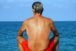 Sénior au bord de la mer