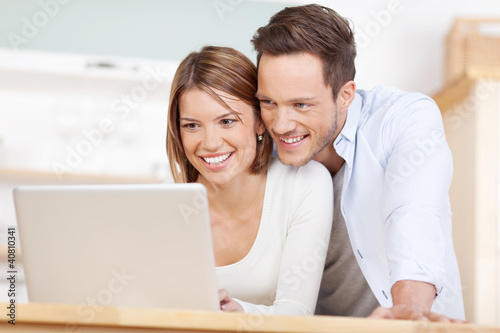 Photo: glückliches junges paar am laptop glückliches junges paar am laptop