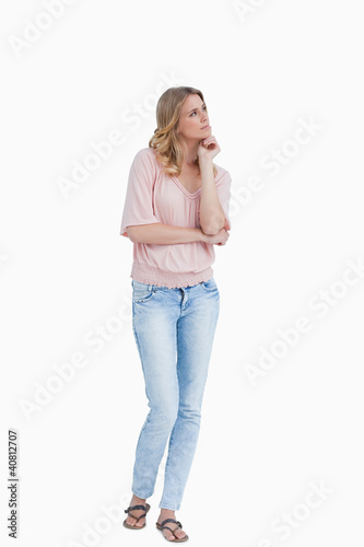 Foto: Thoughtful young woman looking away Thoughtful young woman looking away