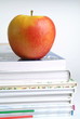 Apfel und Bücher