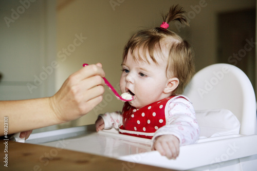 Foto: Baby Girl eating Baby Girl eating