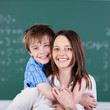 mutter und sohn vor der schultafel