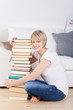 junge frau mit einem stapel bücher junge frau mit einem stapel bücher
