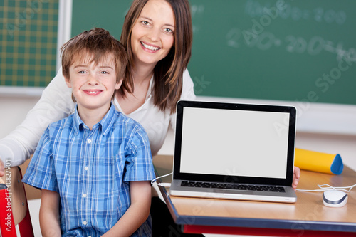 Photo: schulkind und lehrerin mit laptop schulkind und lehrerin mit laptop