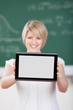 studentin zeigt tablet-computer