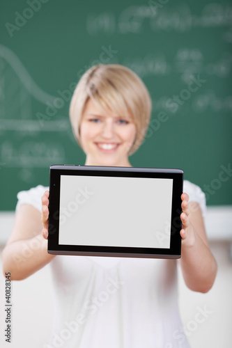 Photo: studentin zeigt tablet-computer studentin zeigt tablet-computer