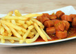 Curry Wurst mit Pommes