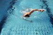 Mann schwimmt im Hallenbad