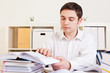 Student lernt am Schreibtisch