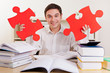 Lachender Mann mit Puzzleteilen