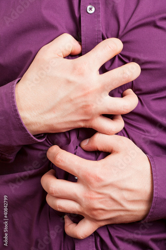 Photo: Krampfende Hände halten Bauch Krampfende Hände halten Bauch