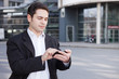 Manager benutzt Smartphone