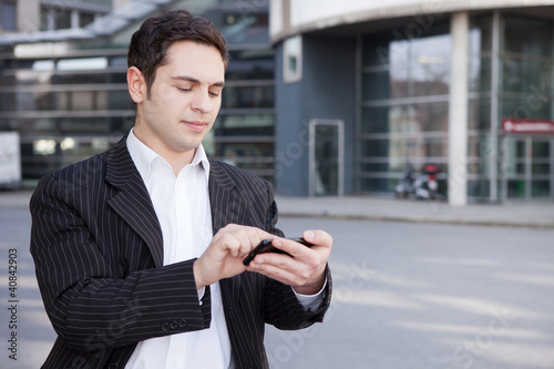 Photo: Manager benutzt Smartphone Manager benutzt Smartphone