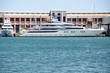 Luxusyachten an einer Werft in Barcelona
