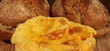 Ofenkäse mit Roggenbrötchen