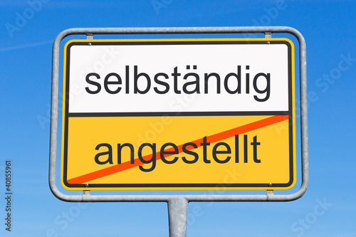 Illustration: angestellt und selbständig angestellt und selbständig