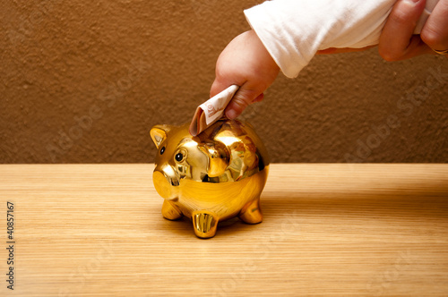 Foto: parent take their kid saving money parent take their kid saving money