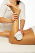 massage nach knieschmerzen bei physiotherapeutin vertikal