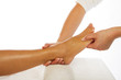 Therapeutin behandelt Fuss einer jungen Frau horizontal