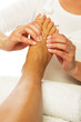 reflexzonenmassage am fuss einer jungen frau vertikal