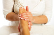sanfte fussmassage in physiotherapie durch Therapeutin