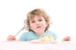 Mädchen beim Kuchen essen