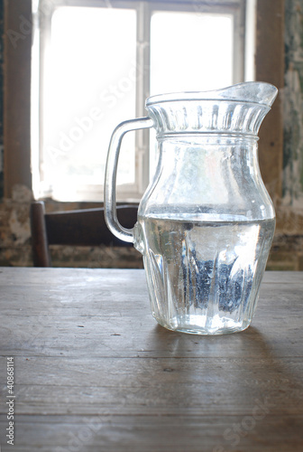 Photo: Krug mit frischem Wasser im Gegenlicht Krug mit frischem Wasser im Gegenlicht