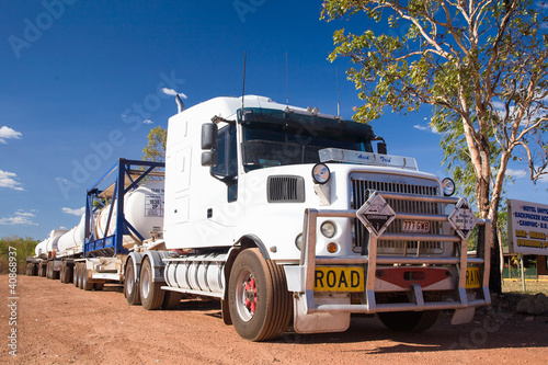 Photo: Road Train in Australien; geparkt Road Train in Australien; geparkt
