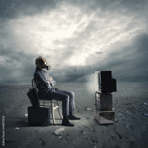 Foto: businessman with gas mask watching TV businessman with gas mask watching TV
