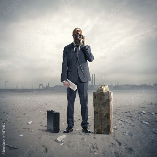 Foto: businessman with gasmask at phone businessman with gasmask at phone