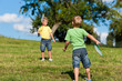 Familie - zwei kleine Jungen spielen Federball im Freien