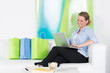 glückliche frau shoppt im internet
